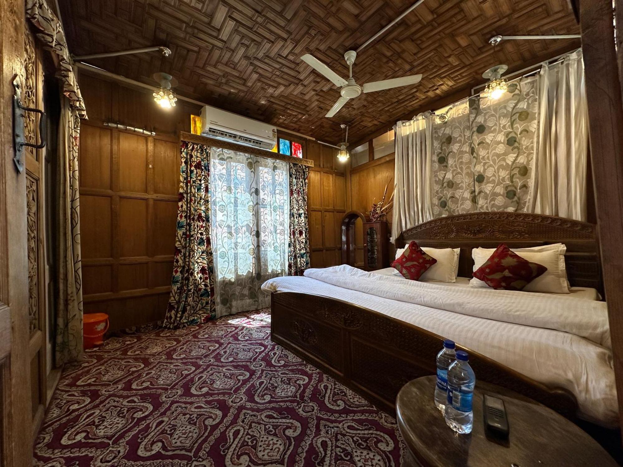 Lake Palace Group Of House Boats Srīnagar Exterior foto